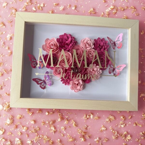 Cadre “Maman je t’aime” personnalisé – Fleurs en papier et papillons dorés