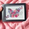 Cadre “Maman je t’aime” personnalisé – Fleurs en papier et papillons dorés