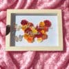 Cadre “Maman je t’aime” personnalisé – Fleurs en papier et papillons dorés