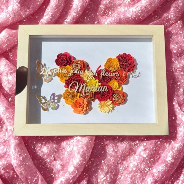 Cadre “Maman je t’aime” personnalisé – Fleurs en papier et papillons dorés