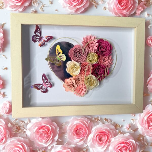 Cadre demi coeur personnalisé – Fleurs en papier et papillons