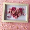Cadre “Maman je t’aime” personnalisé – Fleurs en papier et papillons dorés