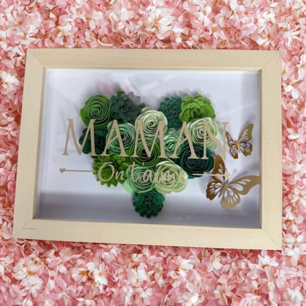 Cadre “Maman je t’aime” personnalisé – Fleurs en papier et papillons dorés