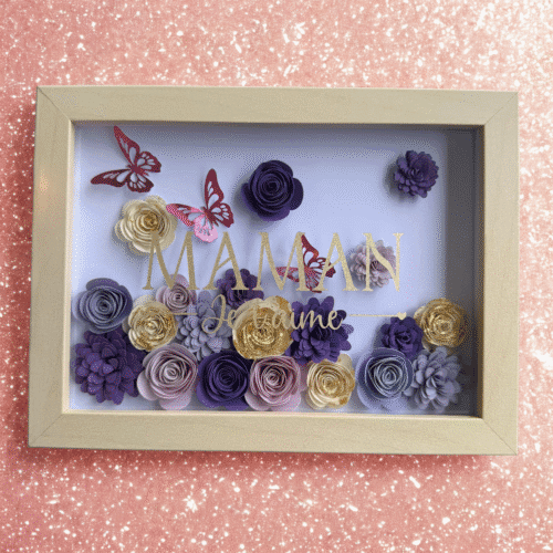 Cadre “Maman je t’aime” personnalisé – Fleurs en papier et papillons dorés