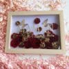 Cadre “Maman je t’aime” personnalisé – Fleurs en papier et papillons dorés