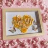 coeur jaune Cadre “Mamie je t’aime” personnalisé – Fleurs en papier et papillons