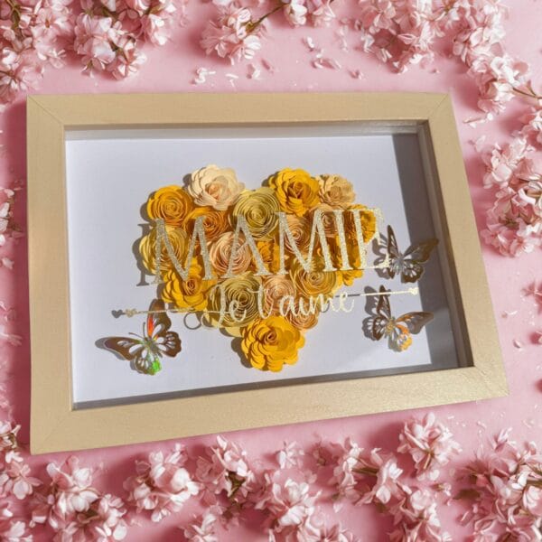 coeur jaune Cadre “Mamie je t’aime” personnalisé – Fleurs en papier et papillons