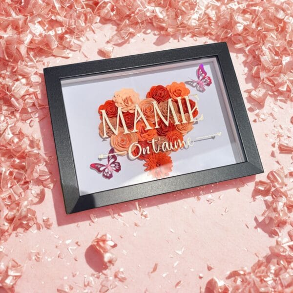 coeur orange Cadre “Mamie je t’aime” personnalisé – Fleurs en papier et papillons